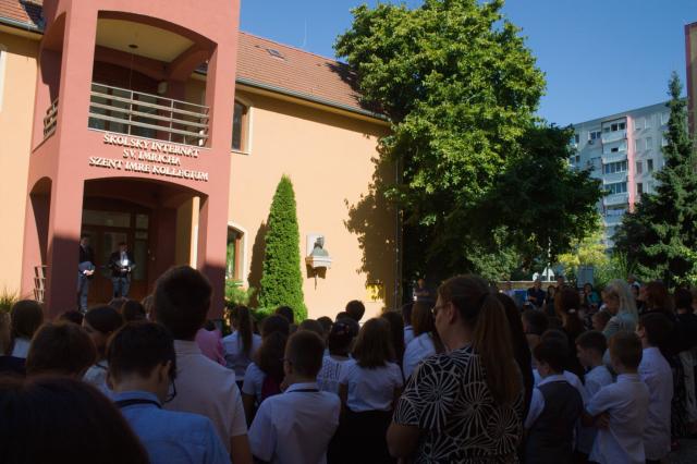 Harang csendült, ének zendült ma a Marianumban