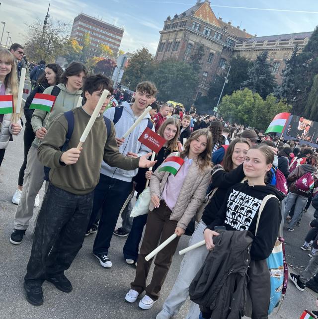Iskolánk diákjai a fáklyás felvonuláson Budapesten