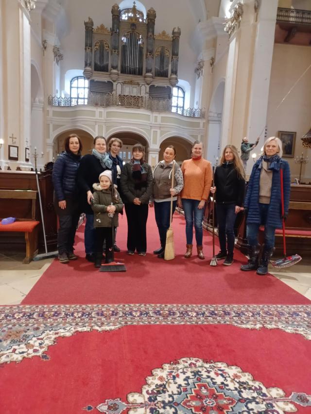 Templomtakarításban vettek részt a marianumosok