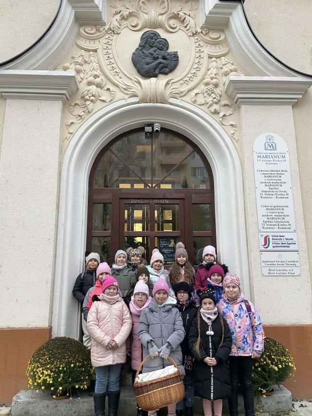 Adventi ostyahordás 